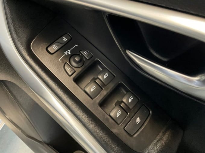 2025 Volvo V40
