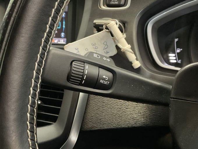 2025 Volvo V40