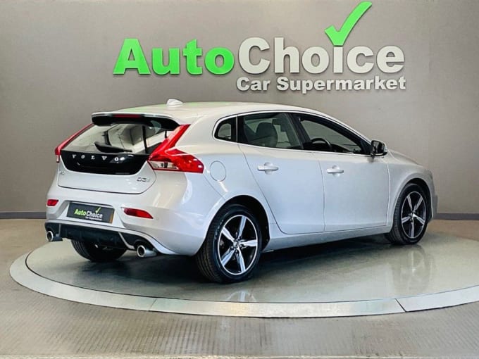 2025 Volvo V40