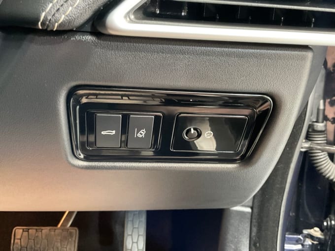 2025 Jaguar Xe