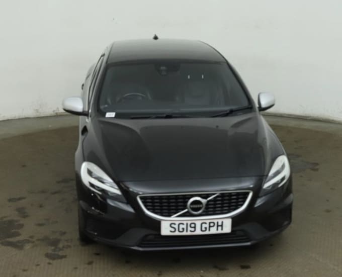 2025 Volvo V40