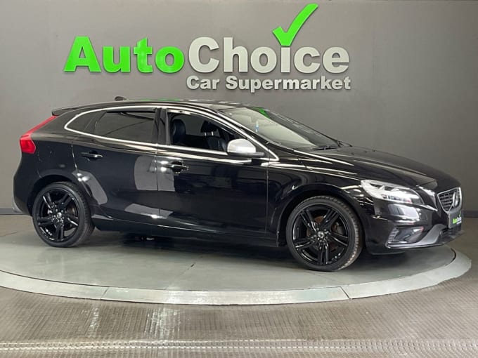 2025 Volvo V40