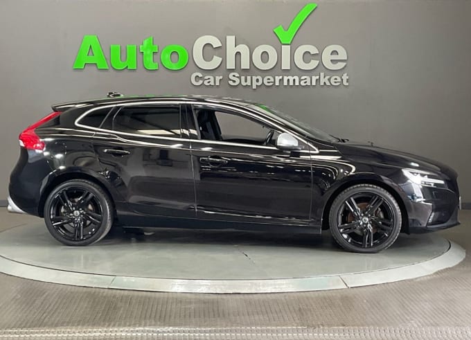 2025 Volvo V40