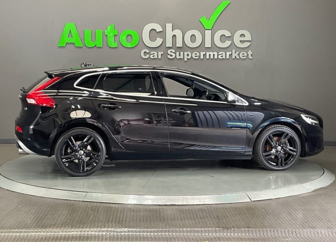 2025 Volvo V40