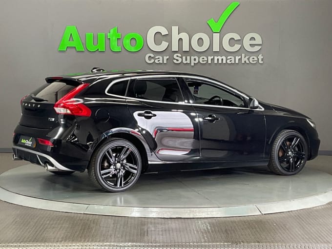 2025 Volvo V40