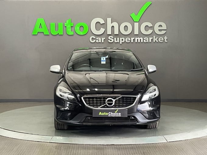 2025 Volvo V40