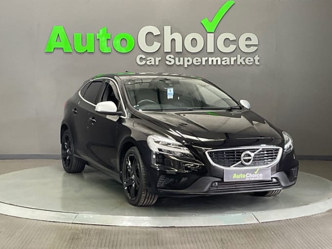 2025 Volvo V40