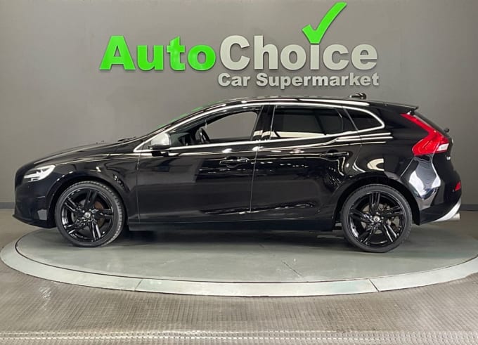 2025 Volvo V40