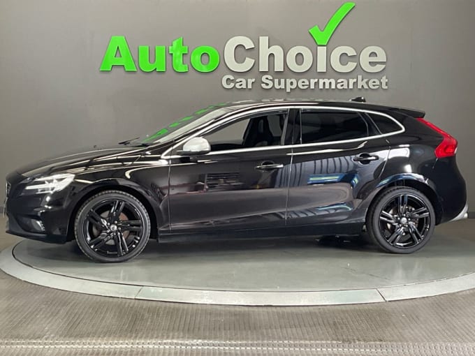 2025 Volvo V40
