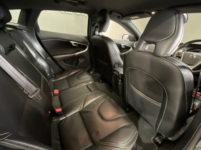 2025 Volvo V40