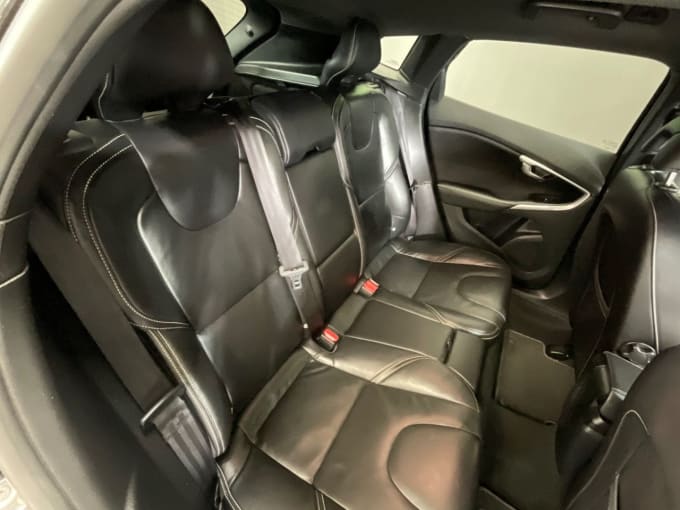2025 Volvo V40