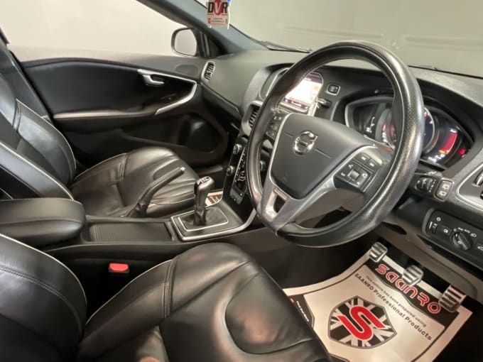 2025 Volvo V40