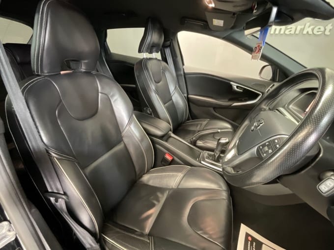 2025 Volvo V40