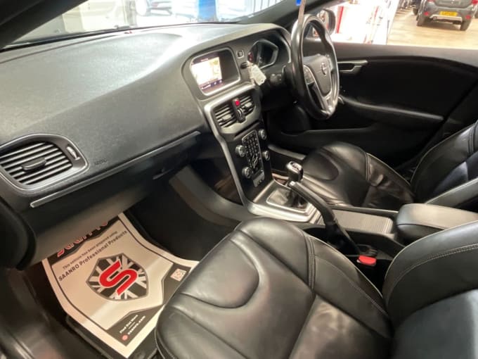 2025 Volvo V40