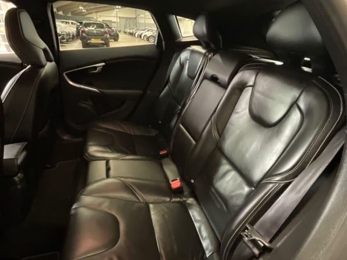 2025 Volvo V40