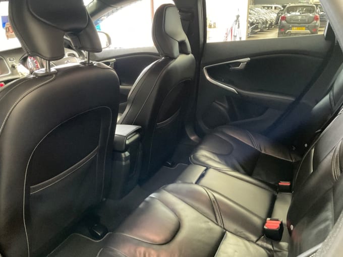2025 Volvo V40