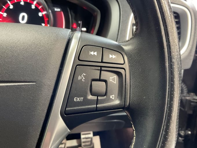 2025 Volvo V40