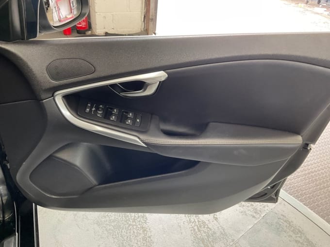 2025 Volvo V40