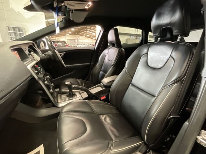 2025 Volvo V40