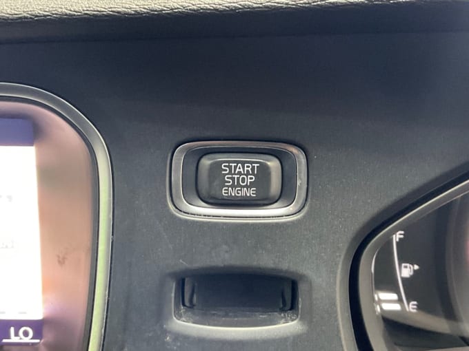 2025 Volvo V40