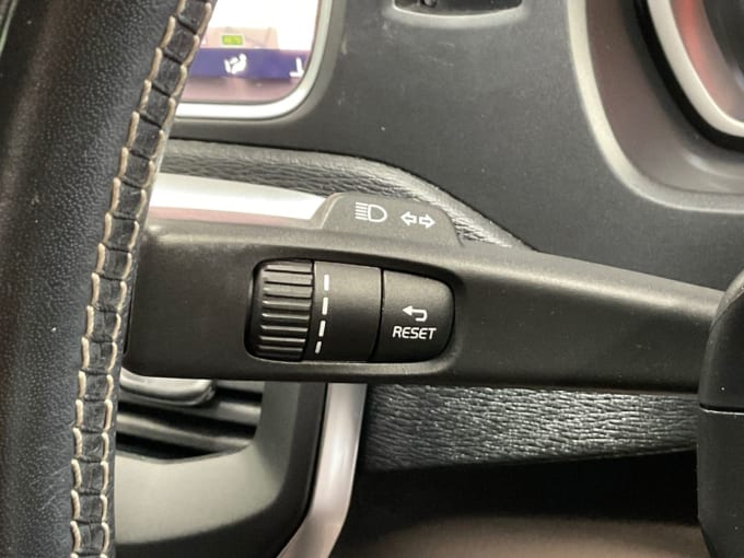 2025 Volvo V40
