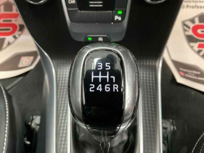 2025 Volvo V40