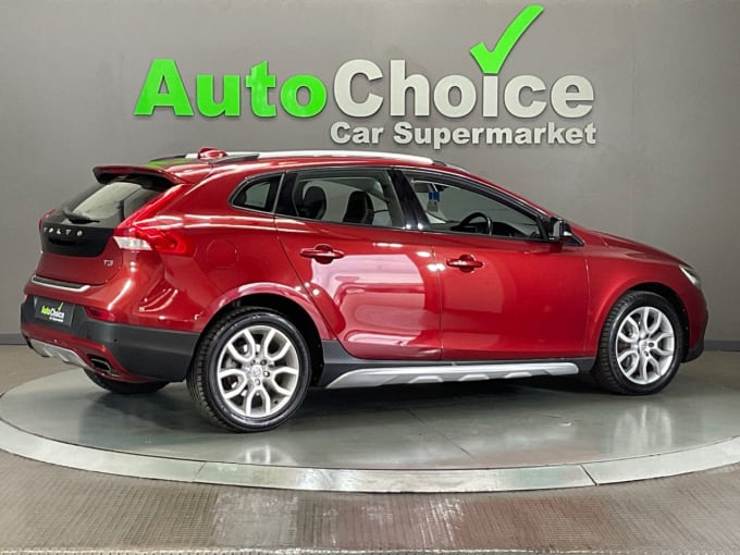 2025 Volvo V40 Cross Country