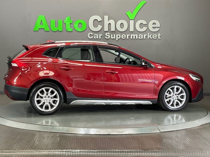 2025 Volvo V40 Cross Country