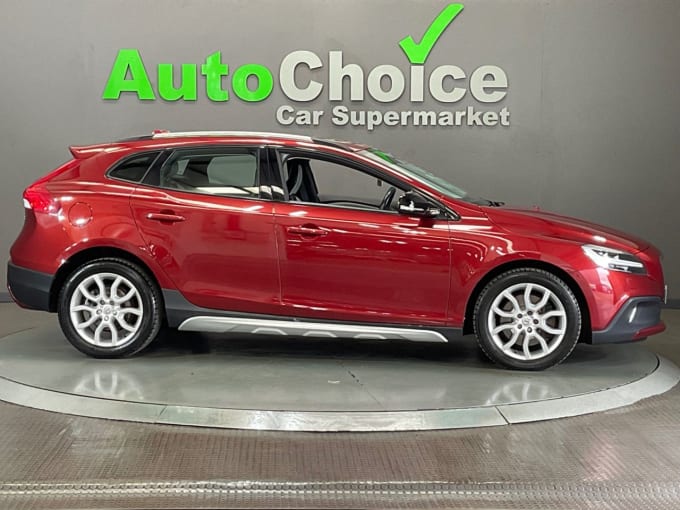 2025 Volvo V40 Cross Country