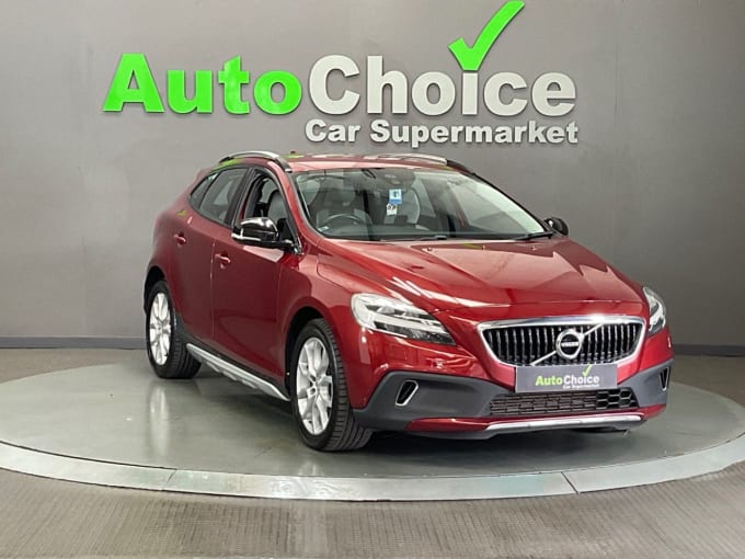 2025 Volvo V40 Cross Country