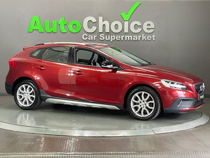 2025 Volvo V40 Cross Country