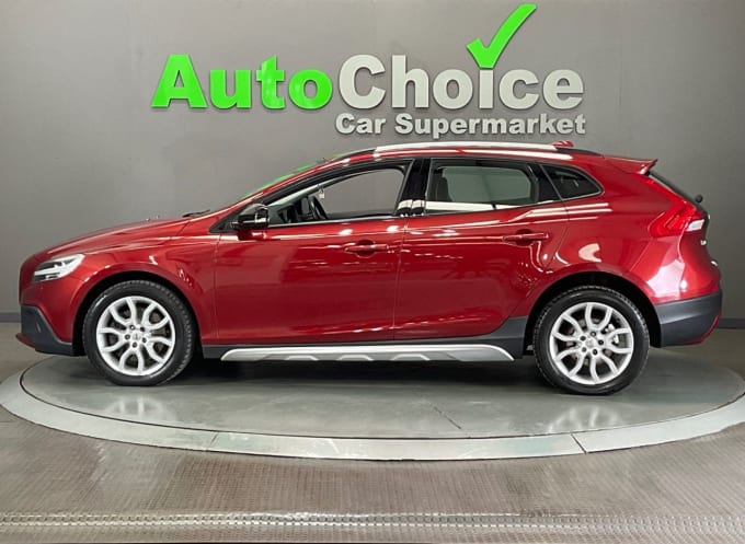2025 Volvo V40 Cross Country