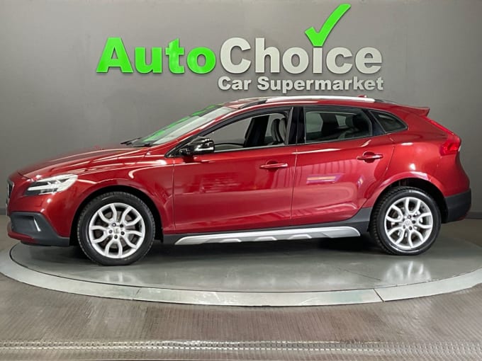 2025 Volvo V40 Cross Country
