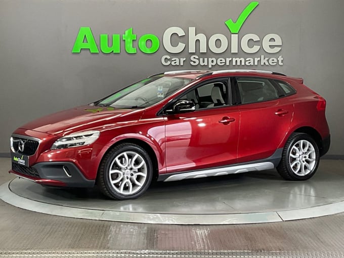 2025 Volvo V40 Cross Country