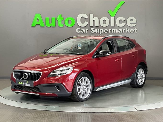 2025 Volvo V40 Cross Country
