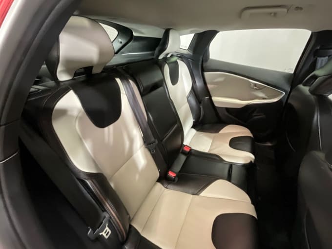 2025 Volvo V40 Cross Country