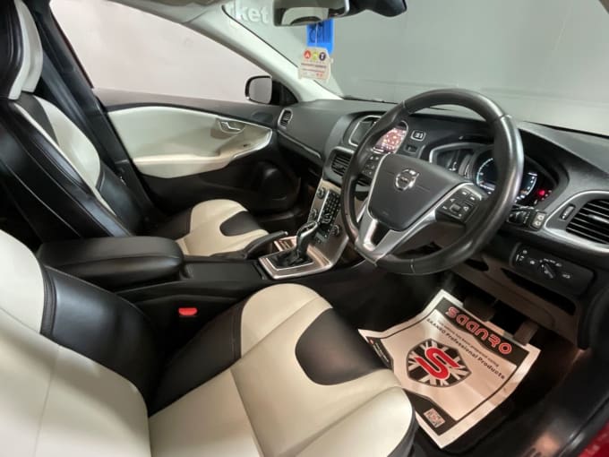 2025 Volvo V40 Cross Country