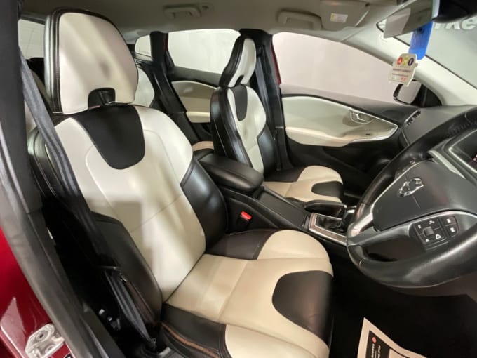 2025 Volvo V40 Cross Country