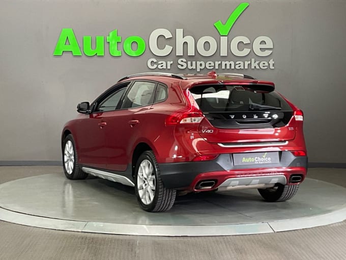 2025 Volvo V40 Cross Country