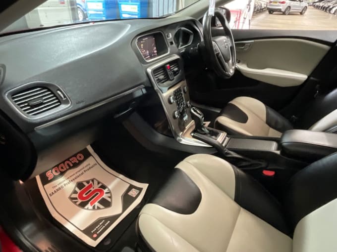 2025 Volvo V40 Cross Country