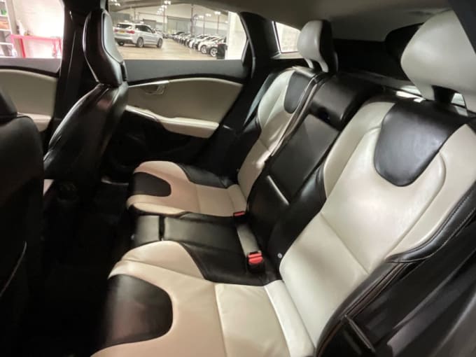 2025 Volvo V40 Cross Country
