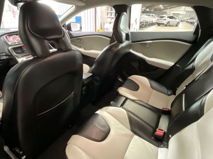 2025 Volvo V40 Cross Country
