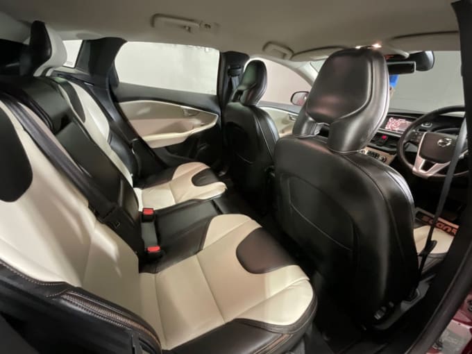 2025 Volvo V40 Cross Country