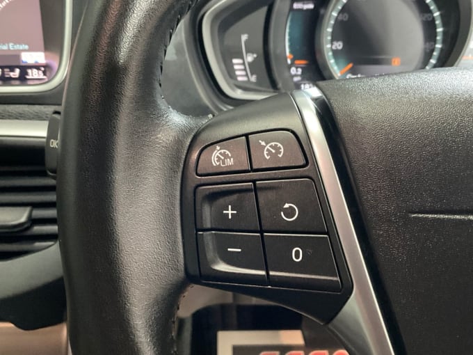 2025 Volvo V40 Cross Country