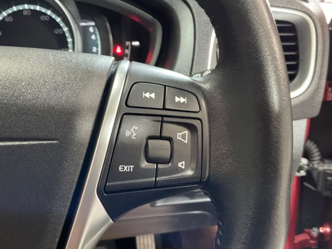 2025 Volvo V40 Cross Country