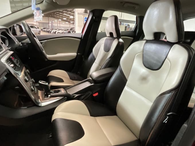 2025 Volvo V40 Cross Country