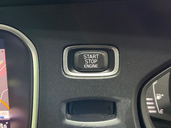 2025 Volvo V40 Cross Country