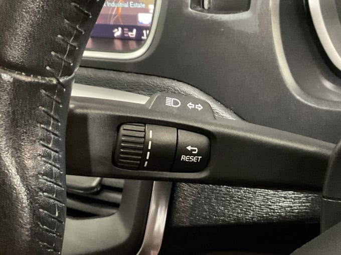 2025 Volvo V40 Cross Country
