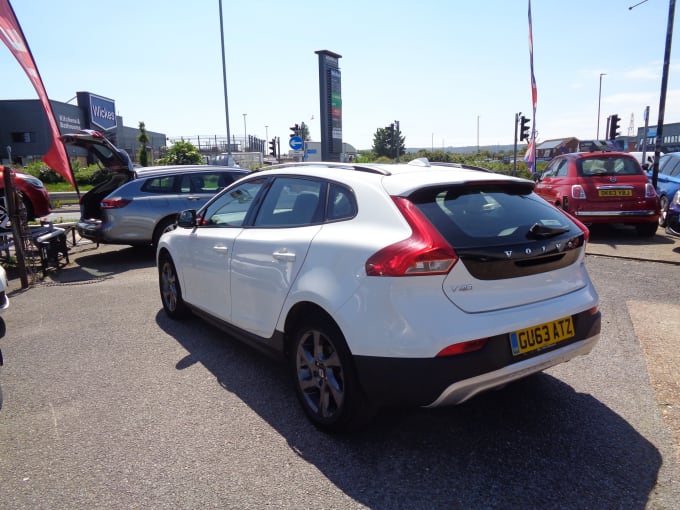 2024 Volvo V40 Cross Country