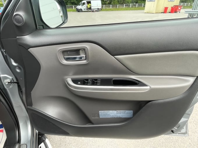 2025 Mitsubishi L200